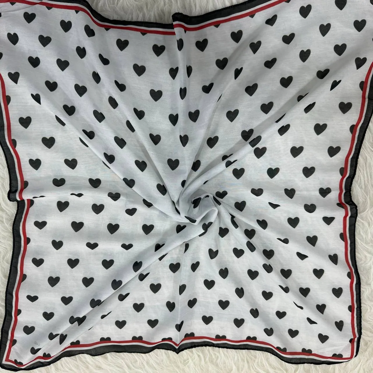 مینی اسکارف نخی مدل قلبی سایز 74×74 پرز نده سر نخوره مناسب استفاده روزمره