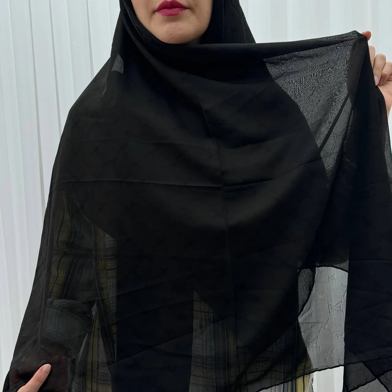 روسری حریر ساده دور دست دوز سایز 138x138 سانتیمتر بدون سُر خوردن