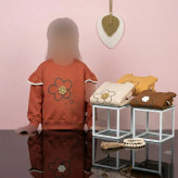 بلوز دخترانه طرح گل بالکدار رنگ نسکافه ای جنس پنبه